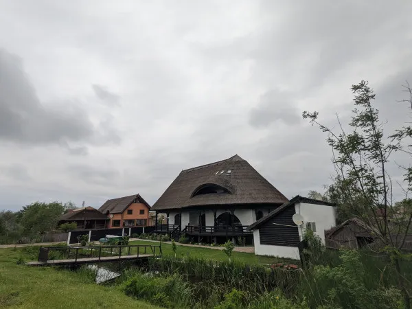Jumătate de an în Deltă, jumătate de an la Braşov