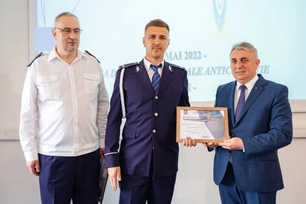 Premiat de ministru: A refuzat 8.000 de lei ca să „închidă ochii”