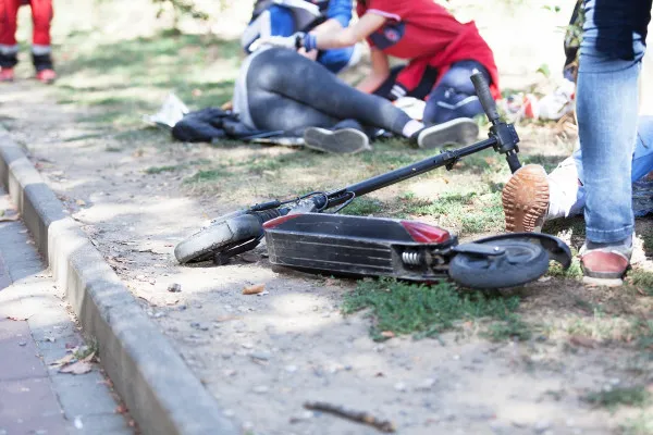 Prea beată pentru trotinetă: IPJ Braşov a raportat primul accident cu conducătorul trotinetei sub influenţa alcoolului