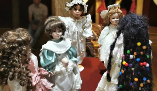 „Jucării, păpuşi şi jocuri”, de la jucării din papier-mache până la porţelanuri şi personaje Walt Disney