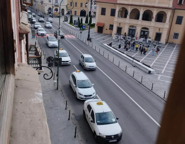 Protestul „mut” pentru 2,9 lei/km: fără claxoane, au blocat „bară la bară”, Braşovul
