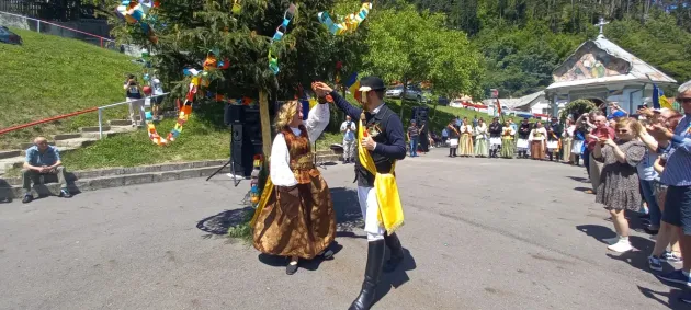 Junii Tineri le-au scos pe fete la joc, la Varişte