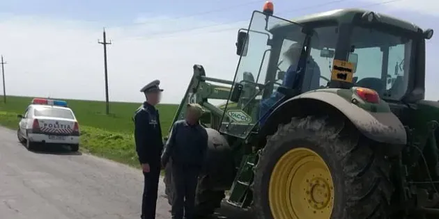 Cincu: „Rupt de beat”, la volanul tractorului, pe un drum judeţean