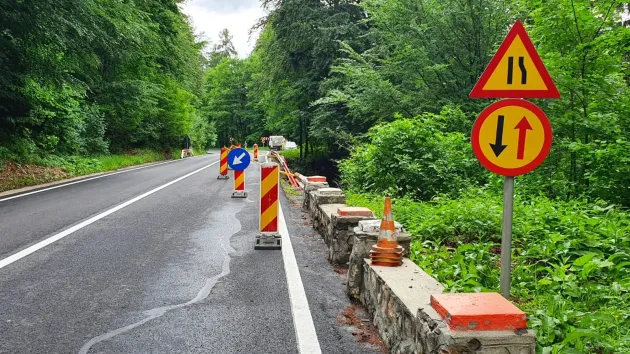 Autocarele cu turiști nu mai pot urca în Poiana Brașov prin Livada Poștei. Singura cale de acces rămâne drumul dinspre Râșnov