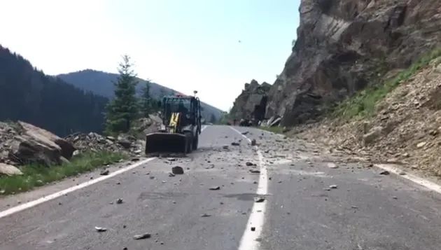 Alpiniştii utilitari îndepărtează bolovanii periculoşi de pe DN7C