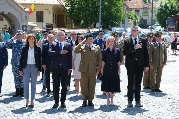 „Cine uită, nu merită”. Eroii, comemorați de brașoveni în Piața Unirii