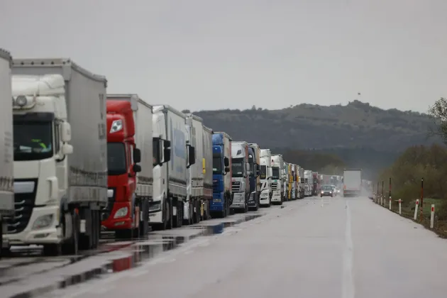 Cozi uriaşe la graniţele României
