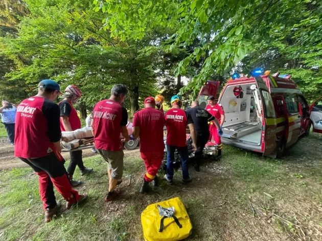 Holbav: 7 salvamontişti chemaţi pentru un motociclist prăbuşit în râpă