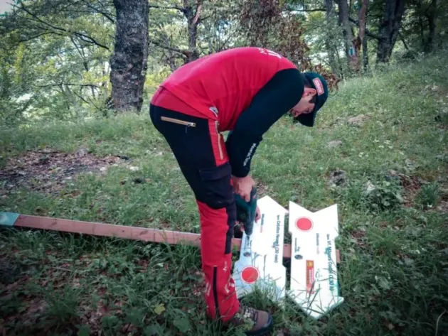 Stâlpii vechi şi putreziţi din Măgura Codlei sunt înlocuiţi de către salvamontiştii braşoveni