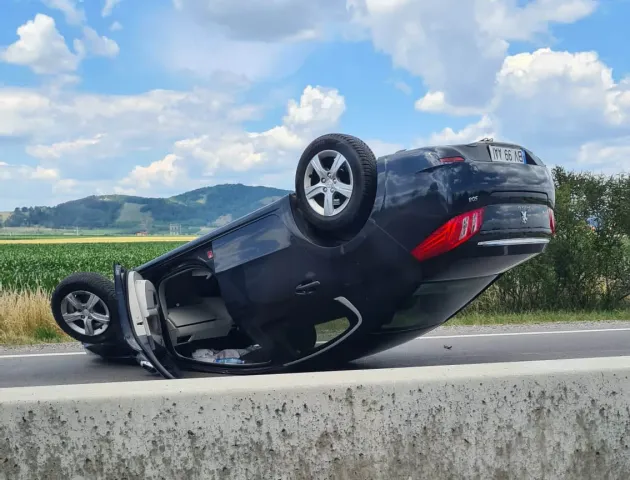DN 11: „Parcat” cu roţile în sus, între Hărman şi Braşov