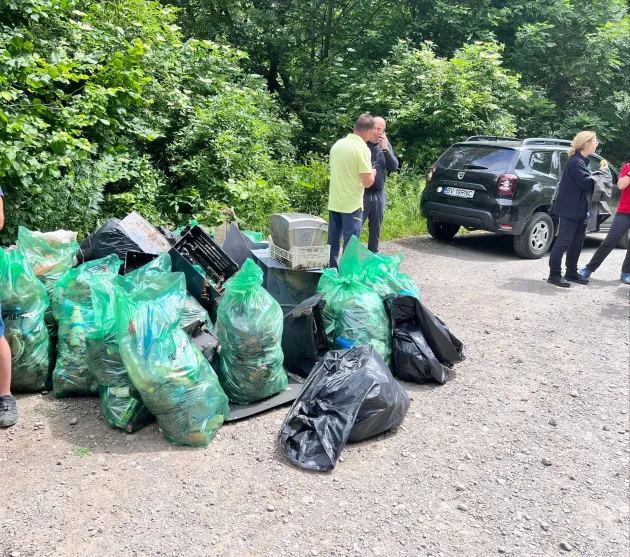 O zi pe drumul turistic Predeal-Pârâul Rece – Râşnov: 36.000 de kilograme de deşeuri