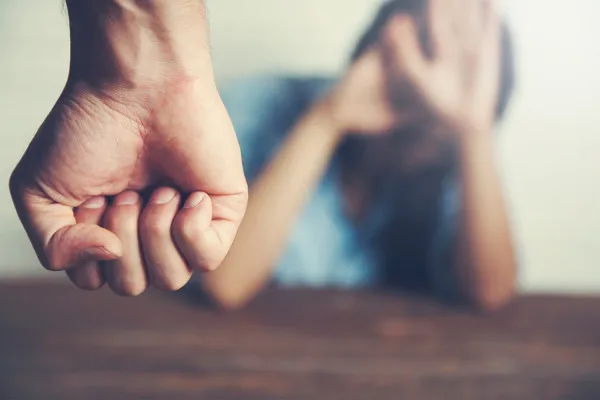 Victimele violenţei domestice pot beneficia, temporar, de locuinţele de necesitate sau de cele sociale  