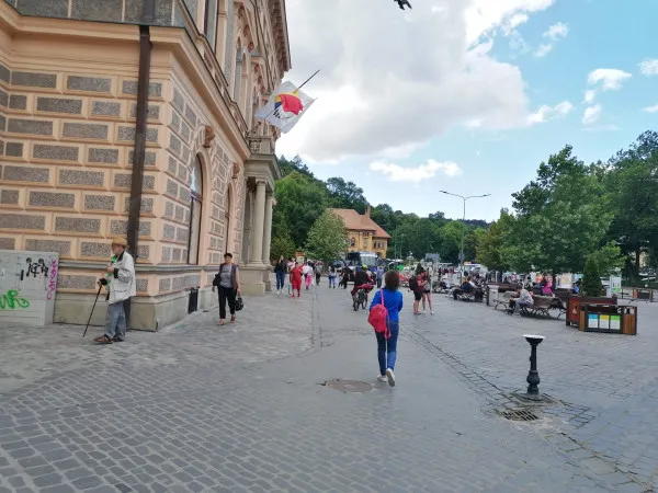 Mai apare o regulă în Braşov: Interzis bicicliştilor printre terase