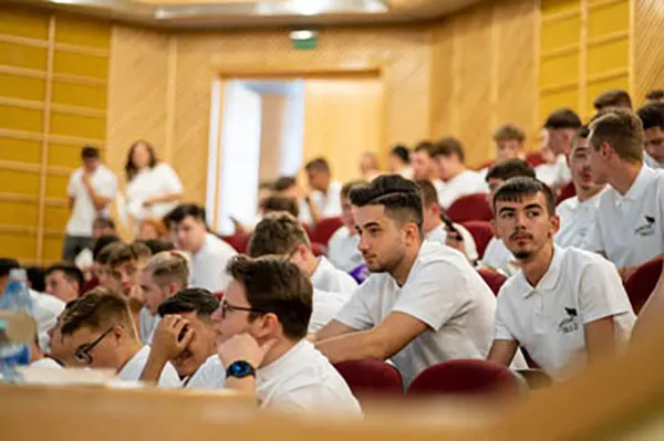 O promoţie a plecat, alta îşi aşteaptă tinerii