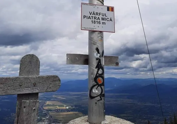  Un „erou” a „ratat” Vârful Piatra Mică de lângă Zărnești. Plăcuța informativă a fost montată la mare distanță de cel mai înalt punct al muntelui