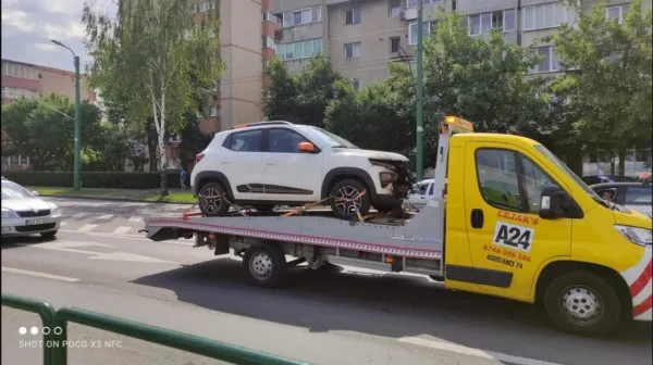 Poza făcută pe strada Hărmanului din Braşov care i-a băgat în sperieţi pe şoferii care au ales să cumpere o Dacia electrică