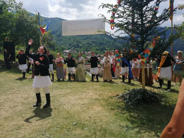 Junii Tineri le-au scos pe fete din nou la joc, la Crucea Muşicoiului