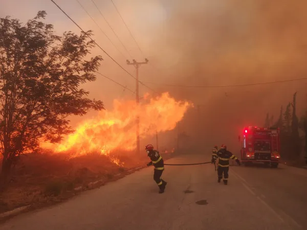 Pompierii braşoveni, zi şi noapte de foc în Grecia