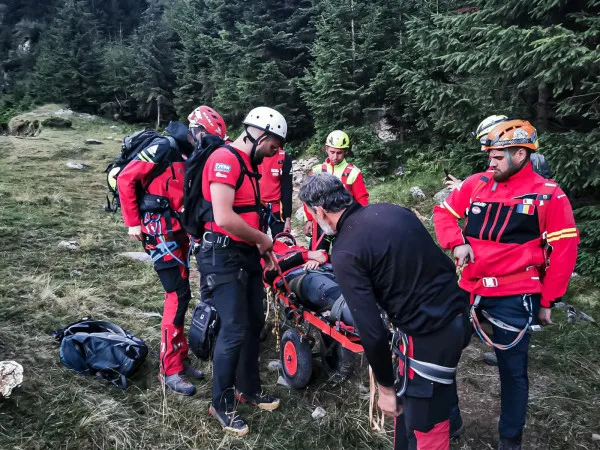 10 salvamontişti, 10 ore: Misiune la 1.850 metri altitudine pentru a salva un turist rănit