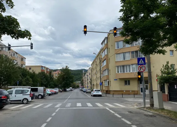 O nouă trecere de pietoni securizată în municipiul Brașov. Aceasta a fost amenajată pentru elevii de la Școala Gimnazială nr. 1