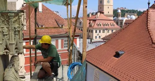 Statuile de pe faţada Bisericii Negre din Braşov, degradate din cauza poluării, intemperiilor şi a porumbeilor