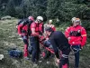 10 salvamontişti, 10 ore: Misiune la 1.850 metri altitudine pentru a salva un turist rănit