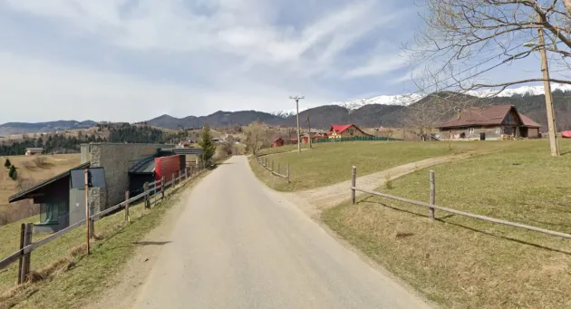 Unul dintre drumurile care urcă în Munţii Bucegi spre Padina – Peştera a intrat în reabilitare. După finalizarea lucrărilor, va avea sens unic  