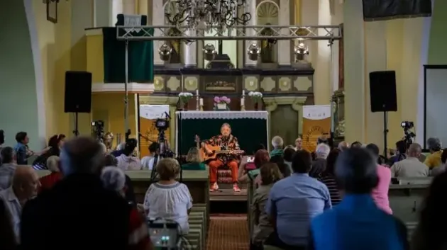 Folk în biserică, la Râşnov: Mircea Baniciu, Magda Puşkaş, Ducu Bertzi sau Emeric Imre