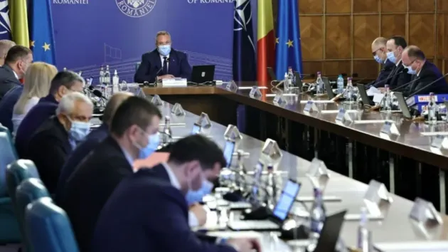 Nicolae Ciucă şi întreg Guvernul au revenit la purtarea măştii, deşi nu este obligatorie