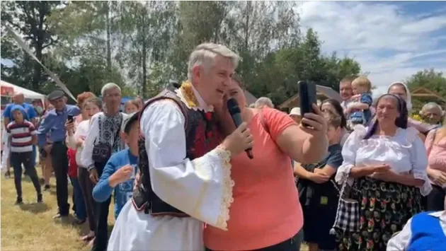 Şi aplaudat, şi huiduit: Pomohaci şi-a susţinut, cu pupături şi flori, cântarea de la Hârseni. Primarul comunei, chemat la raport, la Braşov