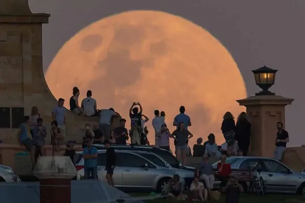 La noapte, Superluna Buck