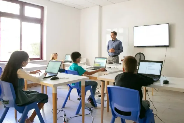 Şcolile din municipiul Braşov, dotate cu echipamente informatice de peste 20 milioane de lei