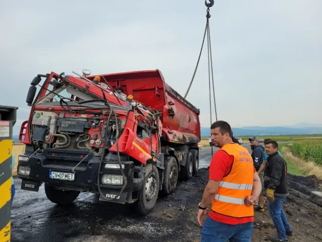 27 de ani, a murit în cabina TIR-ului cu care s-a răsturnat