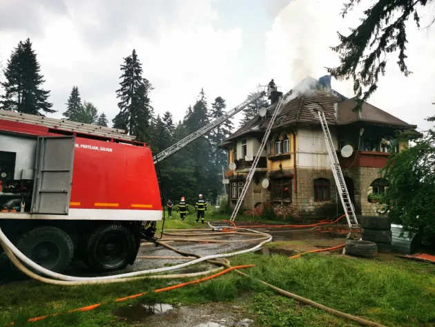 Incendiu lângă „Barza Mică”: Pompierii au scos, la timp, două butelii din casă