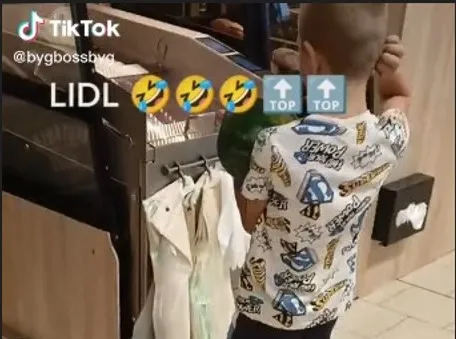 Viralul zilei a fost filmat la Braşov: Cum tai pepenele cu feliatorul de pâine, în Lidl