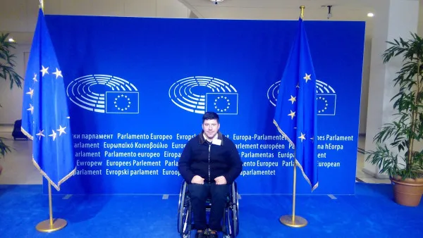 Primăria Săcele, executată silit pentru că nu a respectat drepturile persoanelor cu dizabilităţi