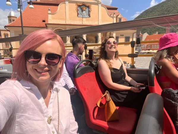 Autobuzul supraetajat a intrat în circulaţie. Printre primii pasageri: viceprimarul Flavia Boghiu şi senatoarea Anca Dragu