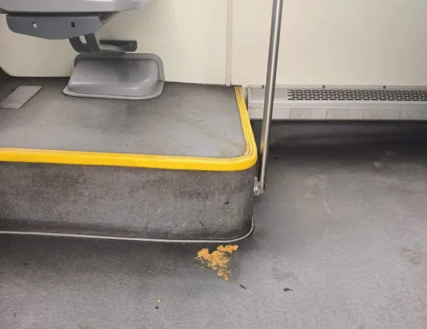 Braşovul, făcut de ruşine: „Nu vă mai c…ţi în autobuz”  