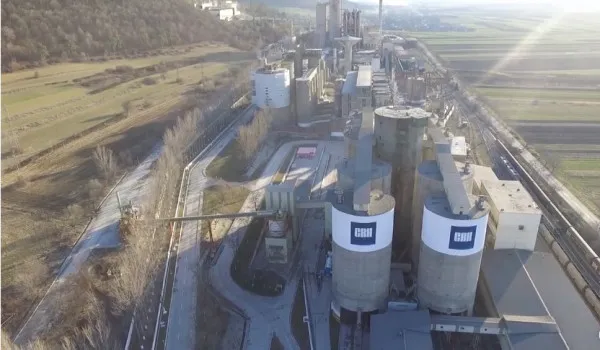 Hoghiz: Incendiu la fabrica de ciment, două TIR-uri s-au făcut scrum în parcare