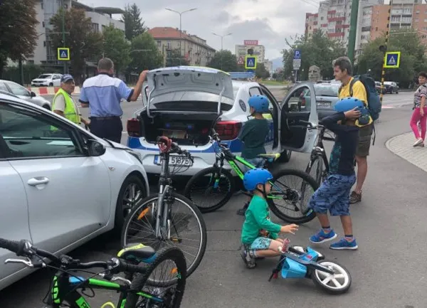 Noii „infractori” ai Braşovului: Copiii care merg cu bicicleta