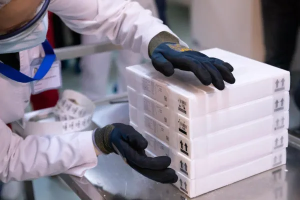 „Avem peste 8 milioane de doze de vaccin, nimeni nu le vrea. Vom plăti şi ca să le distrugem!"