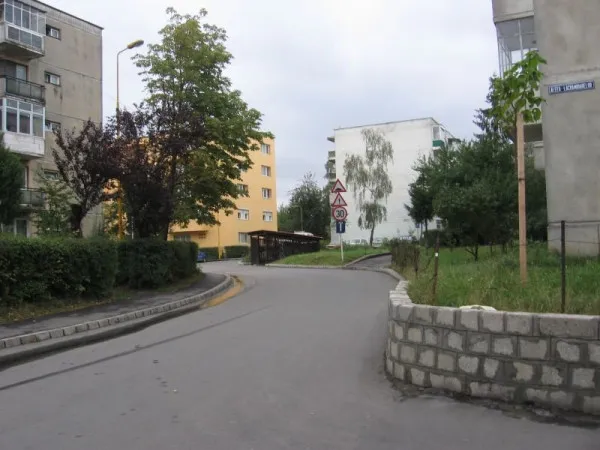 Au crezut-o moartă și au chemat pompierii. Când se va întoarce acasă, va găsi ușa spartă