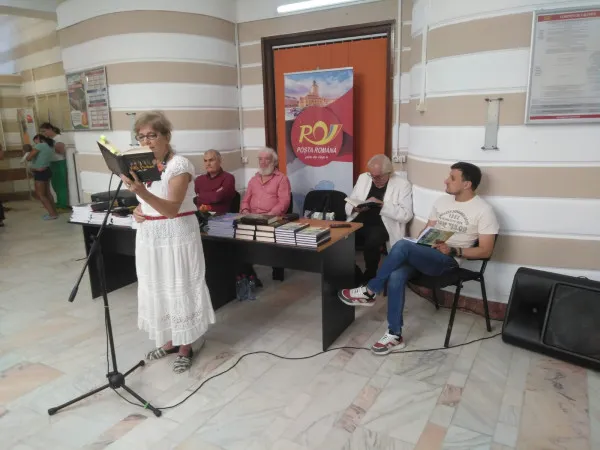 O lansare de carte mai puţin obişnuită: „Scrisori către tine”, „trimise” de George Tei, care a lucrat 41 la Poştă