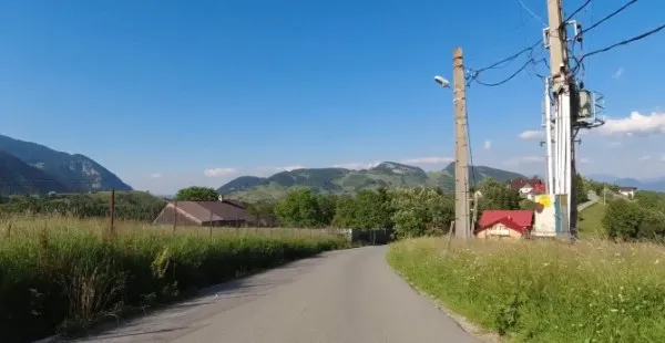 Comuna Moieciu îşi modernizează sistemul de iluminat: 701 de becuri cu consum redus, 1 bec cu „energie verde”