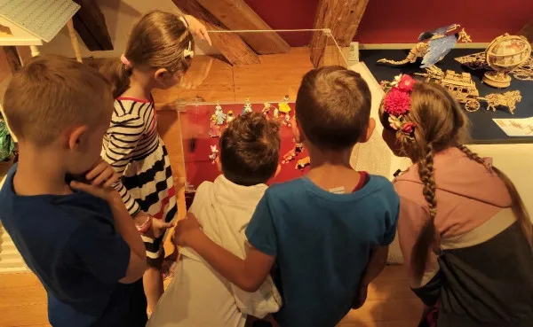 Dar pe final de vacanţă: Expoziţia „Jucării, păpuşi şi jocuri” poate fi vizitată gratuit, la Muzeul Civilizaţiei Urbane a Braşovului