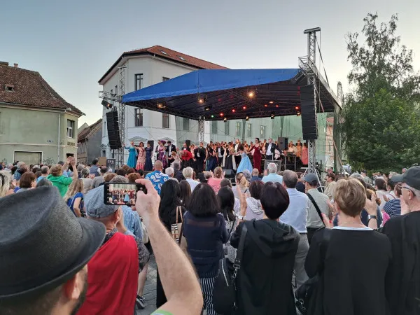 Opera Braşov continuă stagiunea estivală: vineri - „Seara celor paru baritoni”, duminică - un concert Anatoly