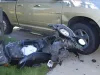 În arest, după ce s-a izbit cu mopedul de o maşină