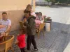 Sclavul propriilor părinţi: 13 ani, pus să cerşească pe la terasele din Braşov, Constanţa şi Timişoara