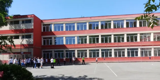 Mocneşte o revoltă la Antipa. Neputinţa administraţiei, revolta părinţilor