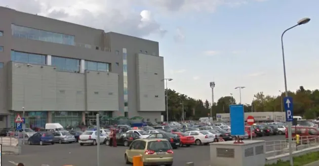 Parcarea marilor magazine este „drum public”. Poliţia te poate amenda şi aici